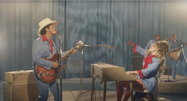 女神卡卡（右）和火星人布鲁诺首度合作推出单曲〈Die With A Smile〉。（摘自YouTube）