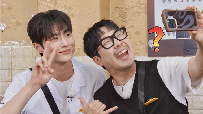 哈哈（右）帮老婆追星，要求跟边佑锡合照。（中天提供）