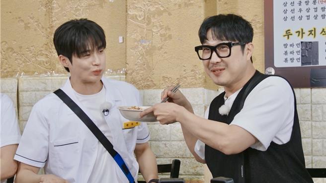 哈哈（右）超级照顾嘉宾的行为，让大家吃惊。（中天提供）