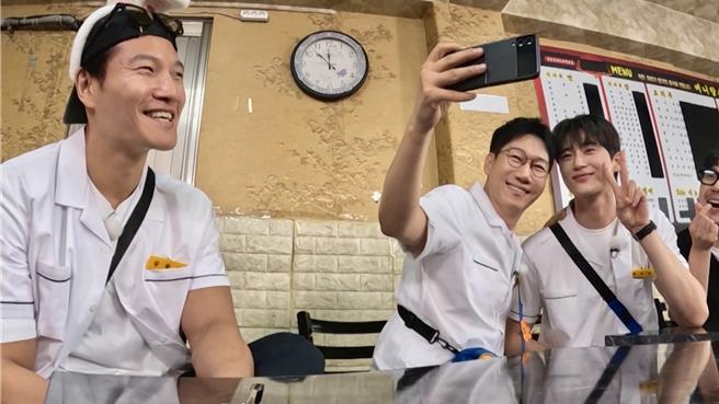 金钟国（左起）笑看池锡辰跟边佑锡自拍，右为哈哈。（中天提供）