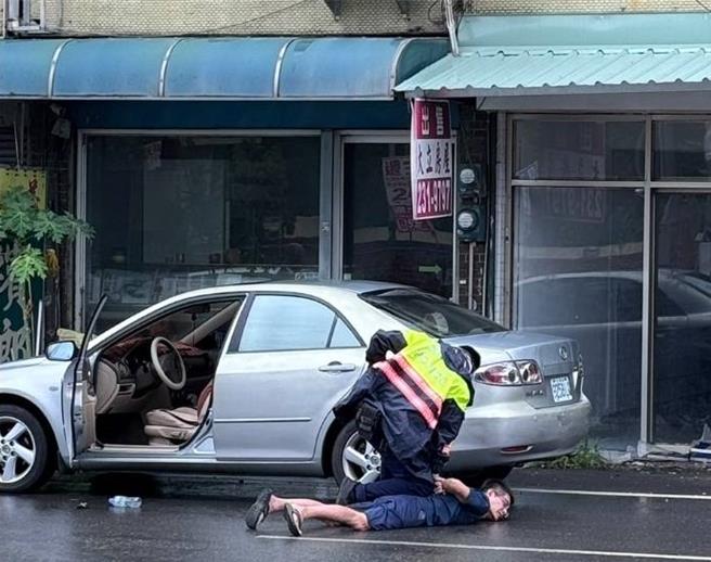 中埔分局顶六派出所王姓员警强势压制陈姓通缉犯。（民眾提供／廖素慧嘉县传真）