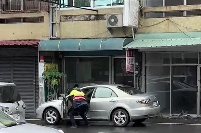嘉义县中埔分局顶六派出所王姓员警强势喝令违规驾车嫌犯下车。（民眾提供／廖素慧嘉县传真）