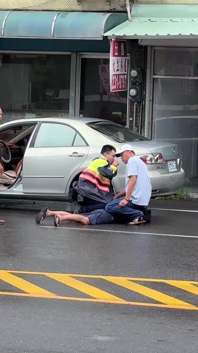 嘉义县中埔分局员警合力压制违规驾车嫌犯。（民眾提供／廖素慧嘉县传真）