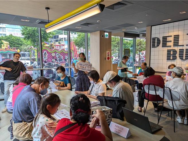 基隆市信義區仁壽社區發展協會16日下午在速食店舉辦「長者智能3C餐點」活動，陪伴長者走進餐廳練習數位點餐，盼減少長輩「數位落差」。（基隆市社會處提供／徐佑昇基隆傳真）