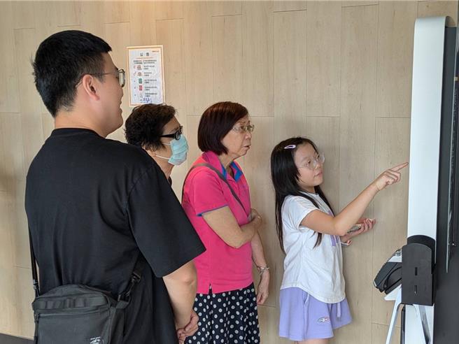 基隆市信義區仁壽社區發展協會16日下午在速食店舉辦「長者智能3C餐點」活動，陪伴長者走進餐廳練習數位點餐，盼減少長輩「數位落差」。（基隆市社會處提供／徐佑昇基隆傳真）
