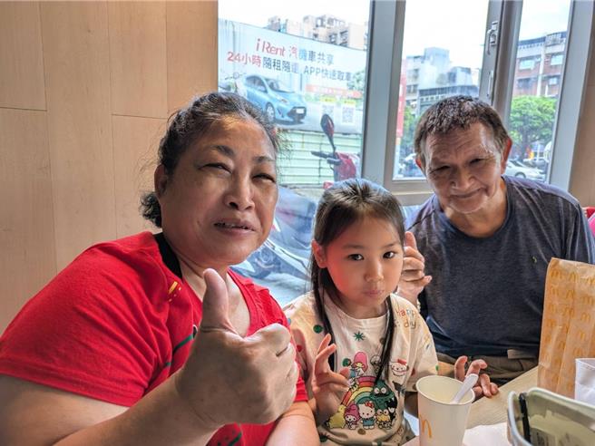 基隆市信義區仁壽社區發展協會16日下午在速食店舉辦「長者智能3C餐點」活動，陪伴長者走進餐廳練習數位點餐，盼減少長輩「數位落差」。（基隆市社會處提供／徐佑昇基隆傳真）