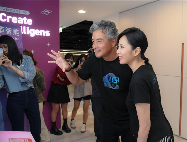 李铭顺和天心玩科技机器。（三立提供）