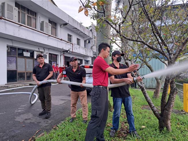 加強外籍移工消防安全觀念，桃園市消防局第四大隊圳頂分隊，結合信昌機械股份有限公司，針對移工辦理消防演練，從通報到疏散、滅火皆由外籍移工們協力完成，由圳頂消防分隊到場指導，以確保他們在緊急情況下能夠正確且迅速地應對，維護其生命財產安全加強外籍移工消防安全觀念，桃園市消防局第四大隊圳頂分隊，結合信昌機械股份有限公司，針對移工辦理消防演練，從通報到疏散、滅火皆由外籍移工們協力完成，由圳頂消防分隊到場指導，以確保他們在緊急情況下能夠正確且迅速地應對，維護其生命財產安全。(消防局提供／廖姮玥桃園傳真）