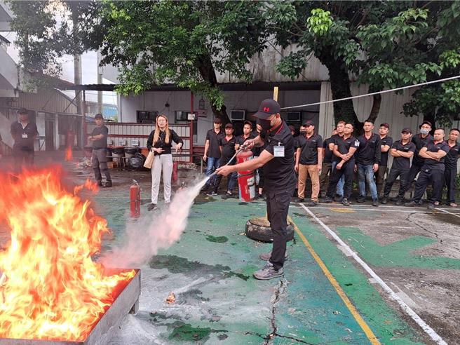 加強外籍移工消防安全觀念，桃園市消防局第四大隊圳頂分隊，結合信昌機械股份有限公司，針對移工辦理消防演練，從通報到疏散、滅火皆由外籍移工們協力完成，由圳頂消防分隊到場指導，以確保他們在緊急情況下能夠正確且迅速地應對，維護其生命財產安全加強外籍移工消防安全觀念，桃園市消防局第四大隊圳頂分隊，結合信昌機械股份有限公司，針對移工辦理消防演練，從通報到疏散、滅火皆由外籍移工們協力完成，由圳頂消防分隊到場指導，以確保他們在緊急情況下能夠正確且迅速地應對，維護其生命財產安全。(消防局提供／廖姮玥桃園傳真）