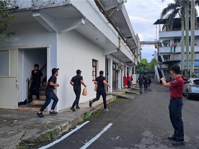 加強外籍移工消防安全觀念，桃園市消防局第四大隊圳頂分隊，結合信昌機械股份有限公司，針對移工辦理消防演練，從通報到疏散、滅火皆由外籍移工們協力完成，由圳頂消防分隊到場指導，以確保他們在緊急情況下能夠正確且迅速地應對，維護其生命財產安全加強外籍移工消防安全觀念，桃園市消防局第四大隊圳頂分隊，結合信昌機械股份有限公司，針對移工辦理消防演練，從通報到疏散、滅火皆由外籍移工們協力完成，由圳頂消防分隊到場指導，以確保他們在緊急情況下能夠正確且迅速地應對，維護其生命財產安全。(消防局提供／廖姮玥桃園傳真）