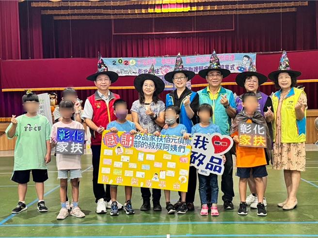 矽品精密工業公司彰化廠員工每個月自發性捐款100元幫助彰化家扶兒童，成立矽品家扶佰元俱樂部，迄今已認養150名家扶兒童。（彰化家扶提供／孫英哲彰化傳真）