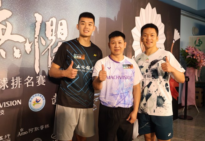 王齊麟(左起)、牧德科技總經理陳復生與李洋。(牧德科技提供)