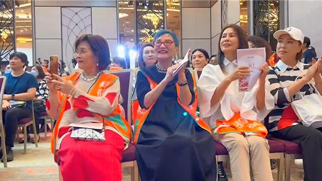 张小燕（左2）今出席公开活动。（读者提供）