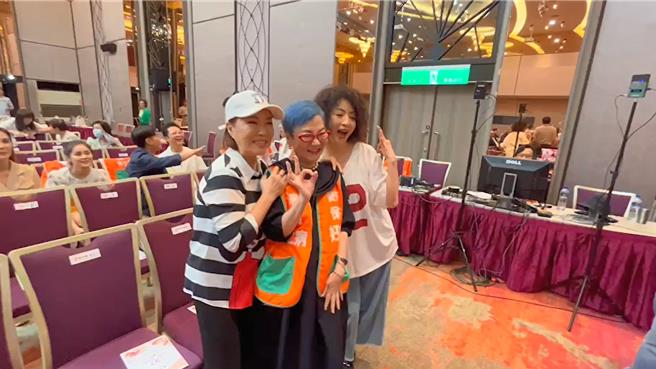 张小燕面对拍照要求，来者不拒。（读者提供）