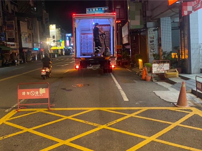 位于台中市大里区中兴路某连锁物流店因深夜占据道路运货影响邻近居民生活，有民眾愤而向民代、警方投诉噪音扰民、妨碍交通。（市议员李天生提供／潘虹恩台中传真）