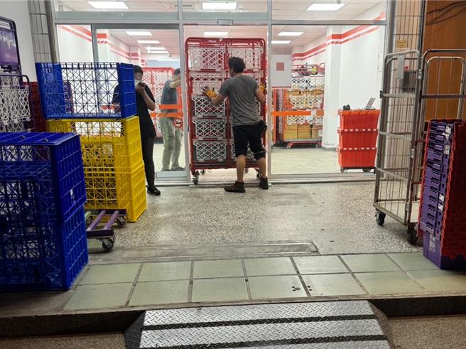 位于台中市大里区中兴路某连锁物流店因深夜占据道路运货，影响邻近居民生活，民眾向民代、警方投诉业者搬货时使用推卸式笼车传出高分贝噪音，邻近居民怒批「吵得无法入睡」。（市议员李天生提供／潘虹恩台中传真）