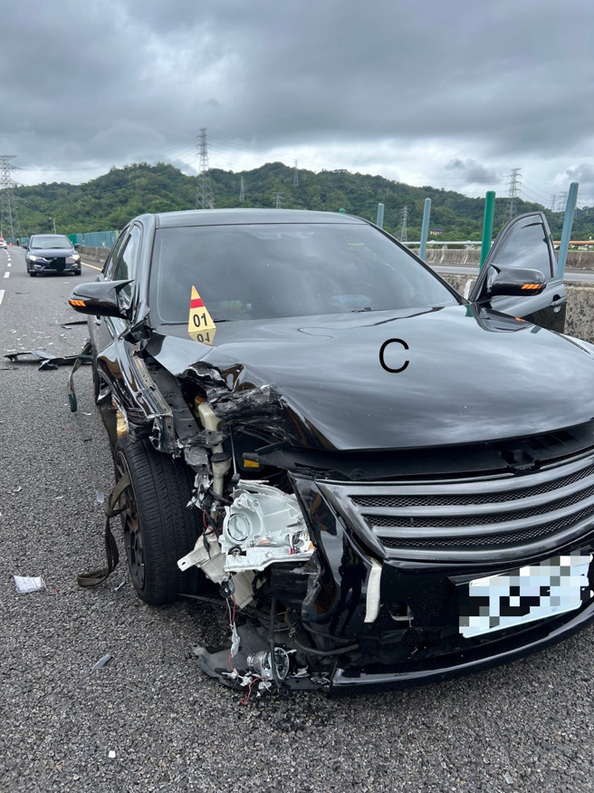 国道3号南向约239.8k处名间近竹山路段17日上午约10时28分传出5部车辆相撞交通事故，酿3人轻微不适送医，无大碍。（民眾提供／潘虹恩南投传真）