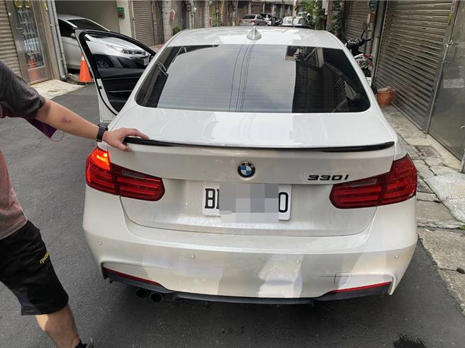 桃园市48岁许姓男子驾车时发出噪音还红灯右转，警方拦查，男子悬挂假车牌。而且一查之下，发现男子3度购买假车牌都被查获，男子也称以后不敢再用假车牌。警方依法送办。（翻摄照片）