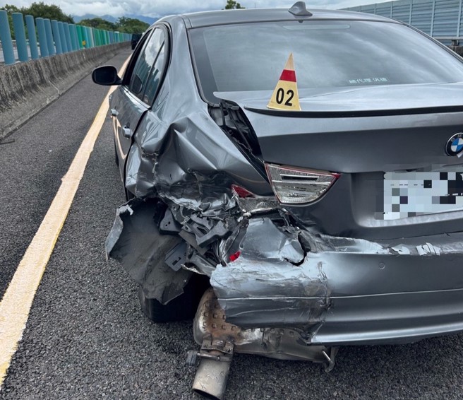 国道3号南向约239.8k处名间近竹山路段17日上午约10时28分传出5部车辆相撞交通事故，酿3人轻微不适送医，无大碍。（民眾提供／潘虹恩南投传真）