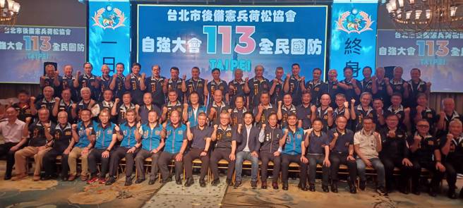 蔣萬安市長與臺北市荷松協會幹部合影。(戴志揚翻攝)