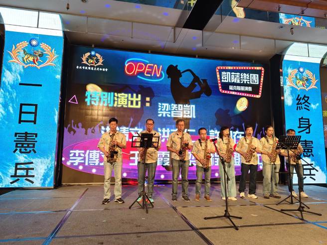 後憲學長組成凱薩樂團現場演出。(戴志揚翻攝)