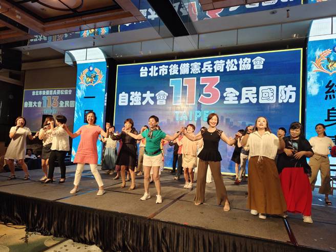 梅荷夫人熱情演出「熱情的沙漠」。(戴志揚翻攝)