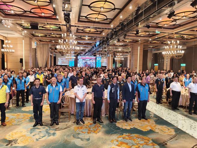 市長與全體後憲學長合唱憲兵歌。(戴志揚翻攝)