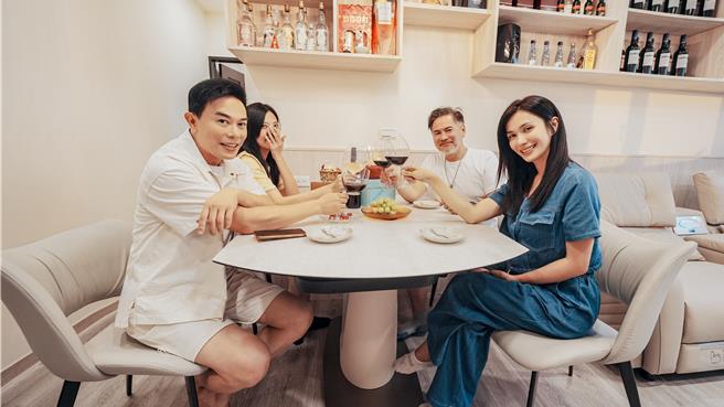 馬幼興（左起）入厝，好友葉華、馬國賢和許鈞鈞都來暖房。（好睡王提供）