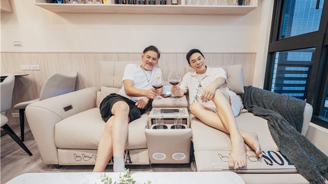 馬國賢（左）和馬幼興都是八里的鄰居，住得很近。（好睡王提供）