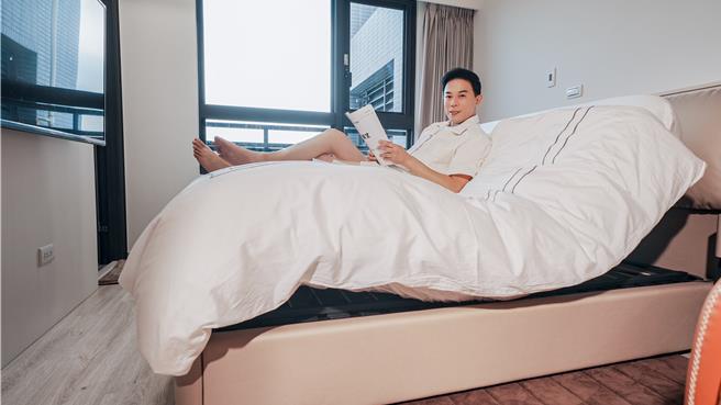 馬幼興選擇電動床方便他追劇。（好睡王提供）