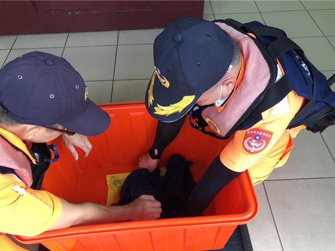 海巡署北部分署第二岸巡队深澳安检所今（17）日接获民眾通报，在新北市象鼻岩岸际发现一只海龟搁浅，经派遣救援并通报相关单位协助后，顺利将海龟带回中华鲸豚协会救伤站检查及照顾。（海巡署北部分署第二岸巡队深澳安检所提供）