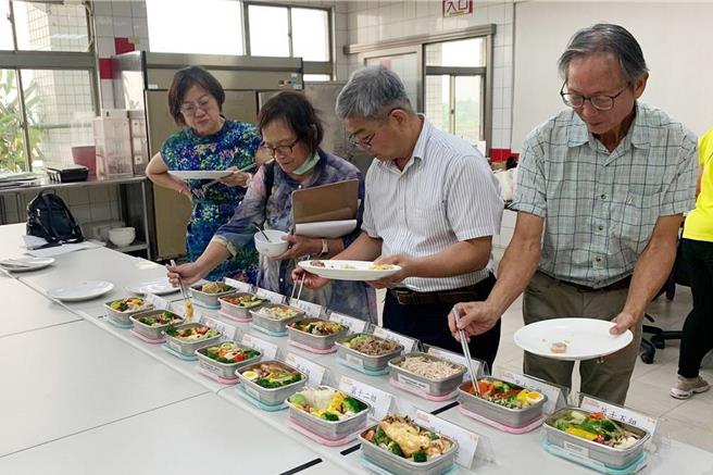 屏东县米其林环保便当比赛，推广「食当季、吃在地、零厨余」珍惜食物，评审对每道料理用心评分。（屏东县政府提供／罗琦文屏东传真）