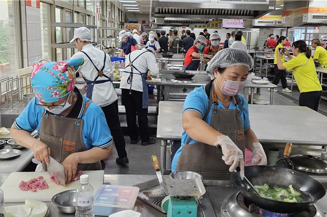 屏东县米其林环保便当比赛，参赛者发挥创意，利用当季、在地食材，制作零厨余环保便当。（罗琦文摄）