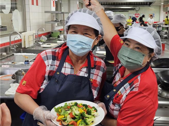婆婆妈妈参加米其林环保便当比赛，推广惜食观念与环境教育。（罗琦文摄）
