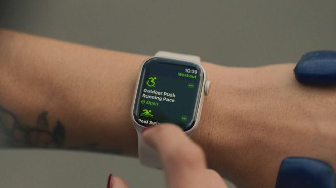 Apple Watch上的輪椅鍛鍊（ Wheelchair Workouts ）應用，為輪椅用戶提供兩種獨特的鍛鍊跟蹤選項： 戶外輪椅步行速度和戶外輪椅跑步速度。（Apple提供）