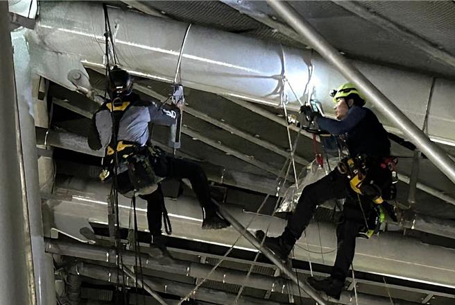 台北市副市長李四川17日下午在臉書發文，除了貼出兩張工程人員在大巨蛋內外「抓漏」的照片，希望大家給這些抓漏師傅加油打氣外，也直言「我相信離在大巨蛋欣賞演唱會已不遠了。」（摘自李四川臉書／丁上程台北傳真）