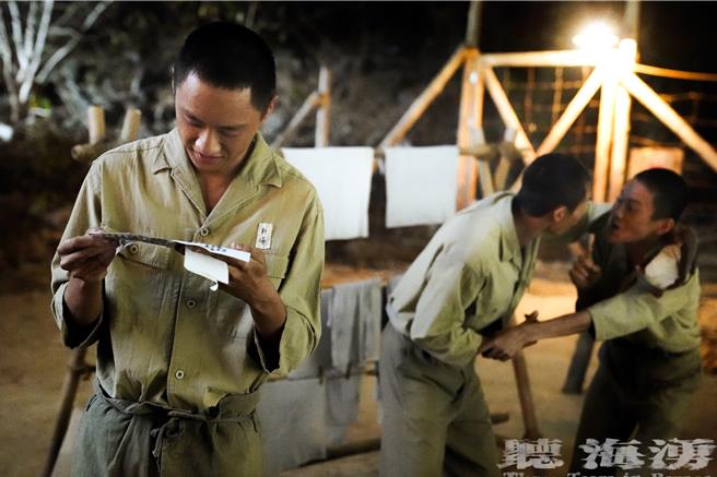 吳翰林（左起）、黃冠智和朱宥丞劇中飾演三兄弟，無論戲裡戲外都度過一段難忘的時光。（公視提供）