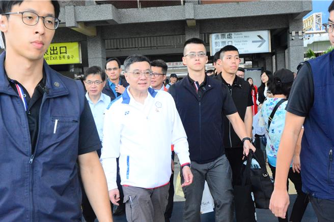 行政院長卓榮泰中午搭火車到達花蓮車站，受邀參加光復鄉阿美族豐年祭。他說搭列車很舒適很平穩，要大家多來花蓮。（王志偉攝）