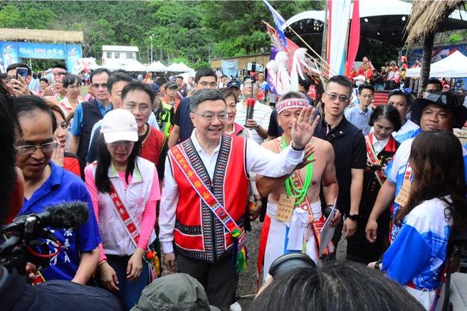 卓榮泰下午到馬太鞍部落，沒有致詞，跟豐年祭原住民盟友致意。（王志偉攝）