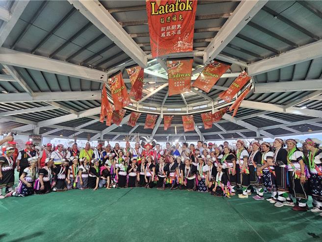 卓榮泰來到太巴塱部落致意。（王志偉攝）