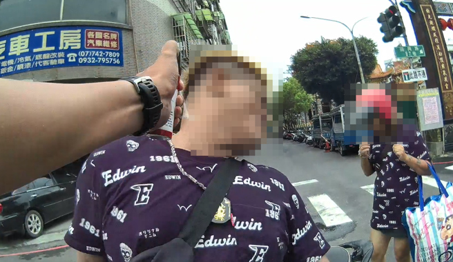 男騎「改裝車」不滿被員警攔下，揮安全帽襲警，遭到員警辣椒水伺候秒求饒。（圖／警方提供）