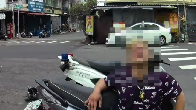 男騎「改裝車」不滿被員警攔下，揮安全帽襲警，遭到員警辣椒水伺候秒求饒。（圖／警方提供）
