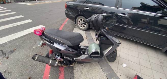 男騎「改裝車」不滿被員警攔下，揮安全帽襲警，遭到員警辣椒水伺候秒求饒。（圖／警方提供）