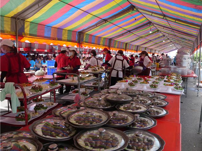 七股海鮮節壓軸大戲「七寶宴」定8月24日在七股鹽山壓軸登場。（七股區公所提供資料照片／寶智華台南傳真）