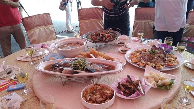 七寶宴利用七股海產的新鮮食材，物美價廉，120桌開放訂桌後，隨即秒殺。（七股區公所提供資料照片／寶智華台南傳真）