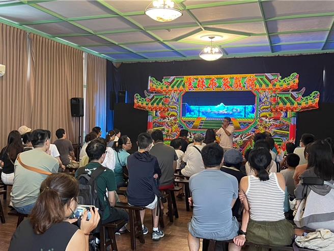 雲林縣虎尾鎮布袋戲館光環境獲德國紅點設計獎，縣府17日舉辦「雲林布袋戲館夏日音樂會」，未來將漸進式增加布袋戲館與周邊文化館舍的夜間活動，提供民眾更多元的夜間休憩場域。（雲林縣政府提供／張朝欣雲林傳真）