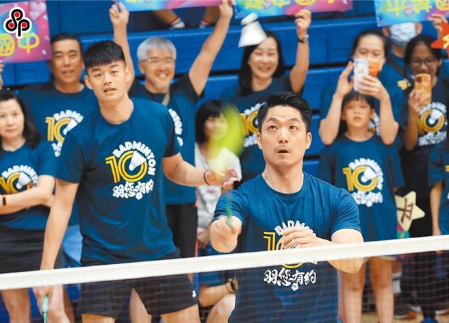 台北市長蔣萬安（前右）與奧運羽球金牌國手王齊麟（前左）。（本報資料照片）