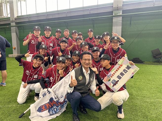 争取台南市长初选出线的台南市立委林俊宪，近日在对比式民调中首度领先陈亭妃，他表示平常心看待，继续努力最重要。（林俊宪立委服务处提供／程炳璋台南传真）