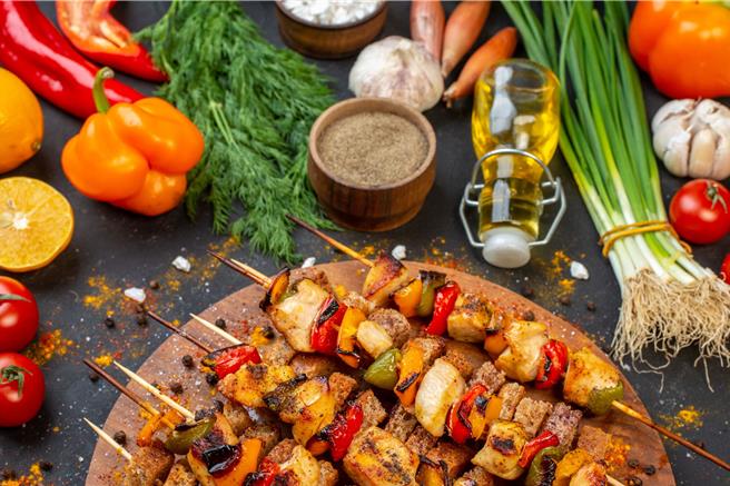 「礁溪晶泉丰旅」將於9月15日至17日舉行「瀧月下的池畔派對」，中秋假期入住「丰然秋遊」專案的房客，可免費享用炙烤海陸盛合燒烤料理。(礁溪晶泉丰旅提供)