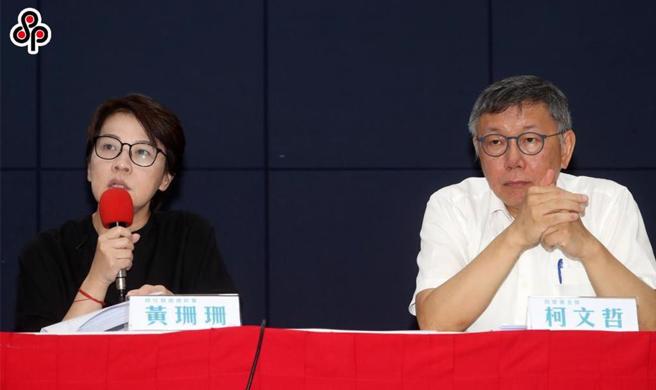 2024總統選戰「假帳」爭議延燒，柯文哲（右）12日與時任競總總幹事的黃珊珊（左）召開記者會釋疑。（資料照，劉宗龍攝）